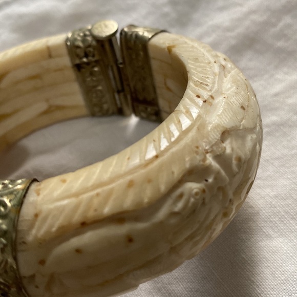 Vintage hand carved ivory bracelet. An heirloom from the before times. - Picture 6 of 6